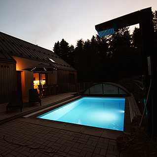 Osvětlený bazén u aparmánu A8